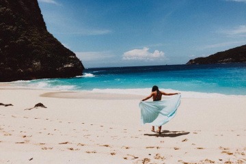 Eine Frau mit Strandmode am Strand