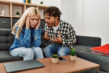 Wie viel Streit in einer Beziehung ist normal? Paar während eines großen Streits, der Mann schreit die Frau an.