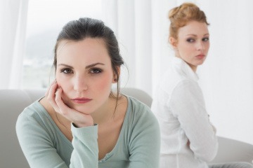 Streit mit Freunden - zwei Frauen kehren sich nach einem Disput den Rücken zu.  