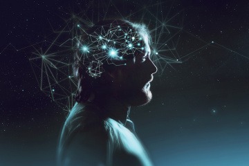 Im Kopf eines Mannes werden die Synapsen im Gehirn sichtbar