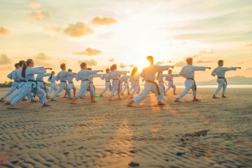 Eine Gruppe von Menschen macht Tai Chi zur Stärkung