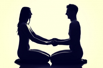 Eine Grafik zeigt einen Mann und eine Frau beim Tantra Yoga