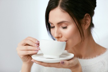 Frau trinkt Tee.