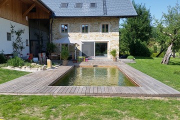 In eine Terrasse aus Holz eingebettet, befindet sich ein Pool