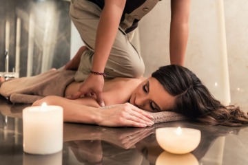 Eine Frau ist bei einer Thai Massage 