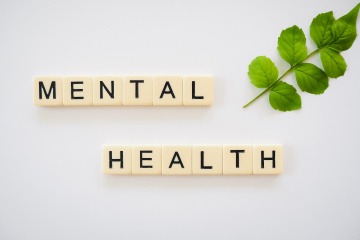 Auf Würfeln sind Buchstaben gedruckt, die nebeneinanderliegend die Wörter Mental Health ergeben.