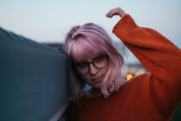 Frau mit unerwünschter Haarfarbe