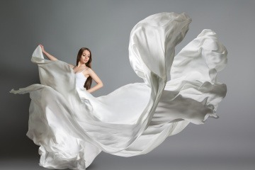 Eine Frau hat ein Kleid in der Trendfarbe Weiß