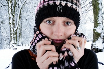 Frau im Schnee mit trockener Haut durch Kälte