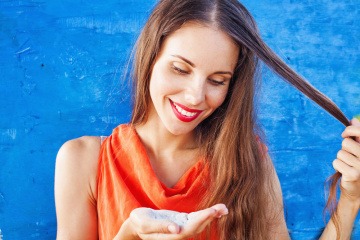Eine Frau gibt selber gemachtes Trockenshampoo auf die Haare