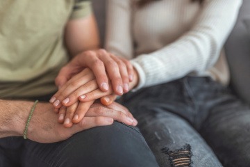 Ein Mann und eine Frau halten ihre Hände