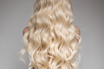Eine Frau hat die Haarfarbe Vanilla Blond