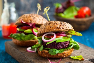 Vegetarische Burgen auf einem Brett