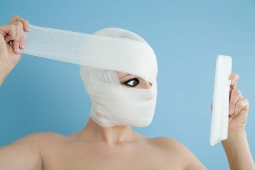Eine Frau ist in einen Verband gewickelt