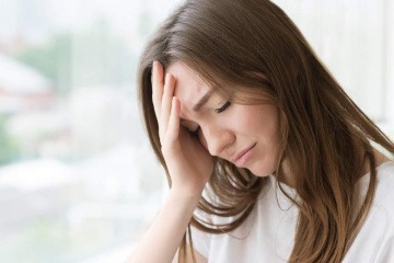 Ob es wohl verletzter Stolz oder Liebeskummer ist, welcher diese traurige Frau plagt, die an einem Fenster steht? 