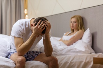 Verflixtes 7. Jahr - junges Paar frustriert im Bett