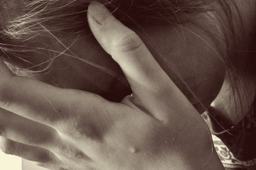 Eine Frau sieht wegen Beziehungsende verzweifelt aus und traurig