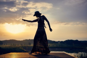 Eine Frau bekommt durch die Sonne Vitamin D Zufuhr