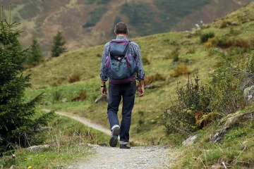 Mann wandert in Südtirol