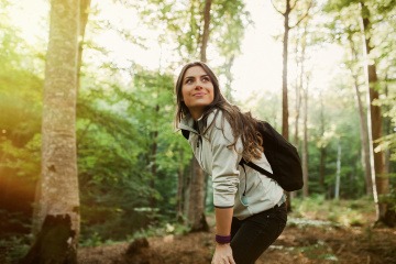 Frau bei einer Wanderung