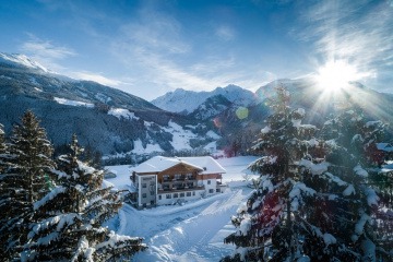 Ein Hotel inmitten einer verschneiten Berglandschaft. Hier kannst du natürlich auch wandern, Winter ist hier gleichbedeutend mit kalter Sommer.   