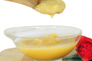 Ghee, ayurvedisches Butterschmalz, schmilzt in einer Schüssel