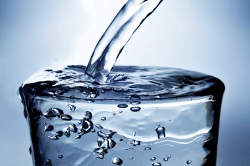 Wasser fließt in ein Glas