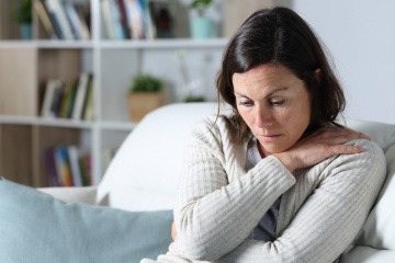 Eine Frau in den Wechseljahren hat Stimmungsschwankungen