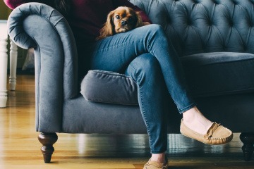 Eine Frau mit Übergröße trägt weite Jeans