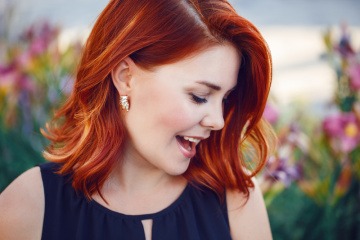 Eine Frau mit mittellangen Haaren fragt sich, welche Haarlänge passt zu mir