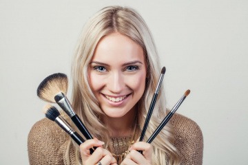 Frau mit Schminkpinseln