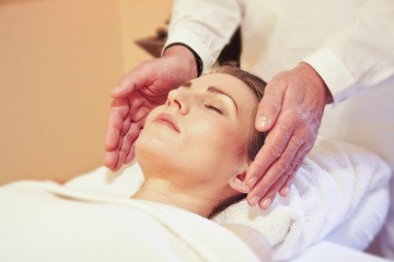 Eine Frau genießt eine Wellness-Behandlung