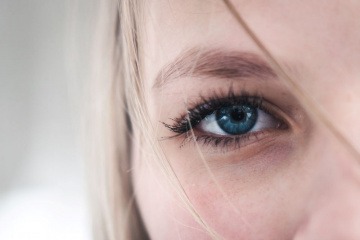 Auge mit schönen Wimpern