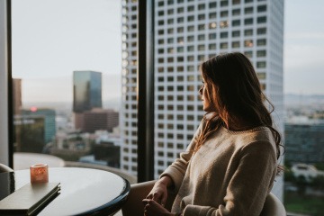 Frau im Büro sitzt nachdenklich bei Neumond im September