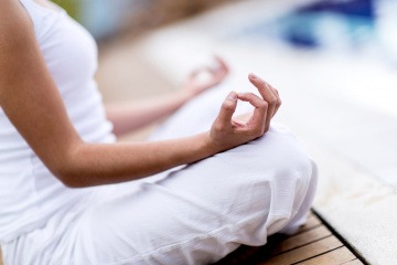 Eine Frau bei einer entspannenden Yoga Übung