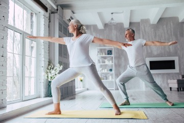 Zwei Senioren machen Yoga