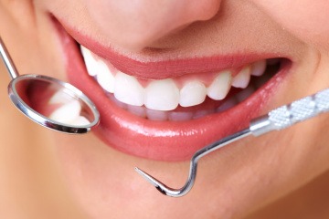 Mund mit Zahnarztgeräten