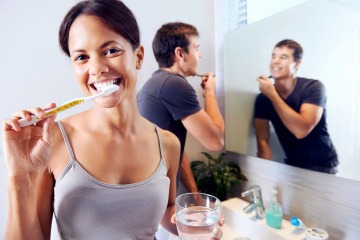 Eine Frau putzt ihre Zähne und sollte die Zahnbürste danach wechseln
