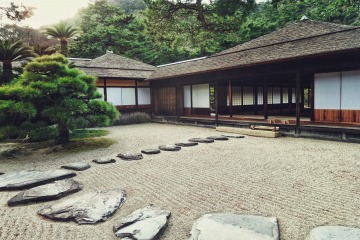Ein Garten ist nach Zen eingerichtet