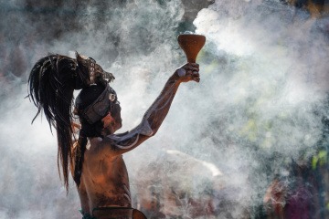 Eine Maya-Indianer führt eine Zeremonie durch