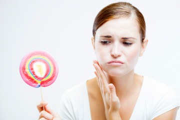 Eine Frau hat wegen Zucker Probleme mit den Zähnen