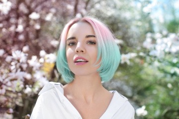 Eine Frau mit blonden Haaren und pastellblauen Spitzen