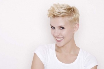Eine Frau mit Pixie-Cut