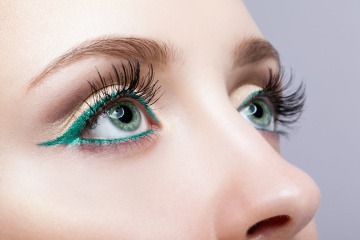 Eine Frau mit grünen Augen ist geschminkt