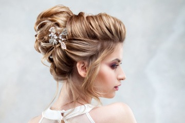 Eine Braut mit blonder Hochsteckfrisur