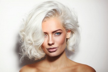 Eine Frau hat die Trendfrisur Bob