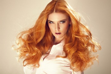 Eine Frau hat orangerote Haare