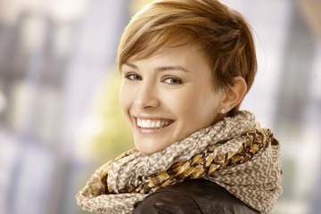 Eine Frau mit Pixie-Cut