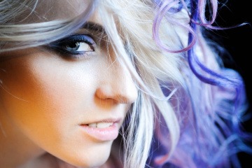 Eine Frau hat rosa Haare mit blauen und lila Strähnen